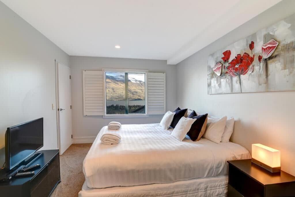 Modern 3 Bedroom With Stunning Postcard Views! 皇后镇 外观 照片